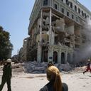 Personal de emergencia trabaja después de una explosión en el hotel Hotel Saratoga en La Habana, Cuba. Foto: AP/ Ramon Espinosa.