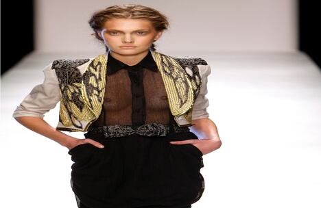 Modelo desfila propuesta de la diseñadora turca Bora Aksu 