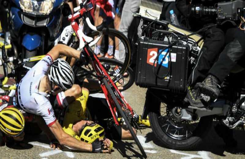 Pocos metros antes de llegar a la meta choca contra una motocicleta. Foto: AFP