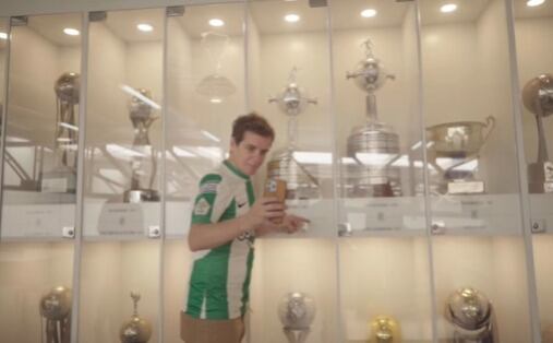 Jero Freixas   visitando la sede de Nacional