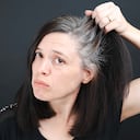 Se detallan los pasos esenciales para aplicar tintes naturales y decir adiós a las canas de manera efectiva.