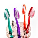 Cepillarse mezclando productos naturales puede ayudar a reducir las manchas en los dientes.