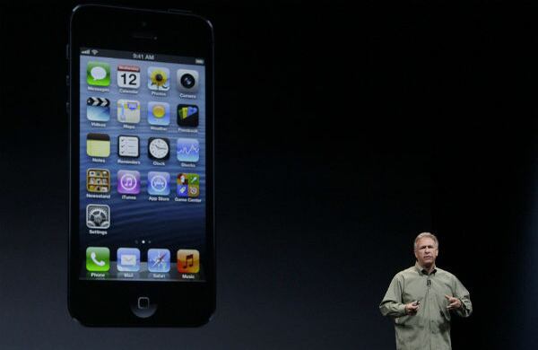 Una pantalla de 4 pulgadas y un diseño más esbelto: es un 18% más fino y pesa un 20% menos que el 4S. 