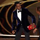 El presentador Chris Rock, a la izquierda, reacciona tras ser confrontado por Will Smith mientras presentaba el premio al mejor documental en la ceremonia de los Oscar, tras hacer un chiste sobre su esposa, Jada Pinkett Smith, el domingo 27 de marzo de 2022 en el Teatro Dolby en Los Ángeles. (Foto AP/Chris Pizzello)
