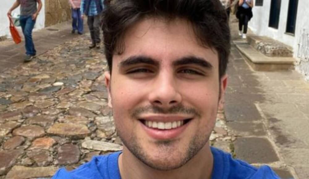 El joven ha cautivado con su estilo y belleza en redes sociales.