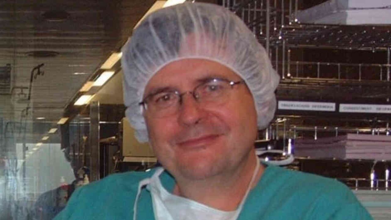 El médico Sitges-Serra es autor del libro "Si puede, no vaya al médico".