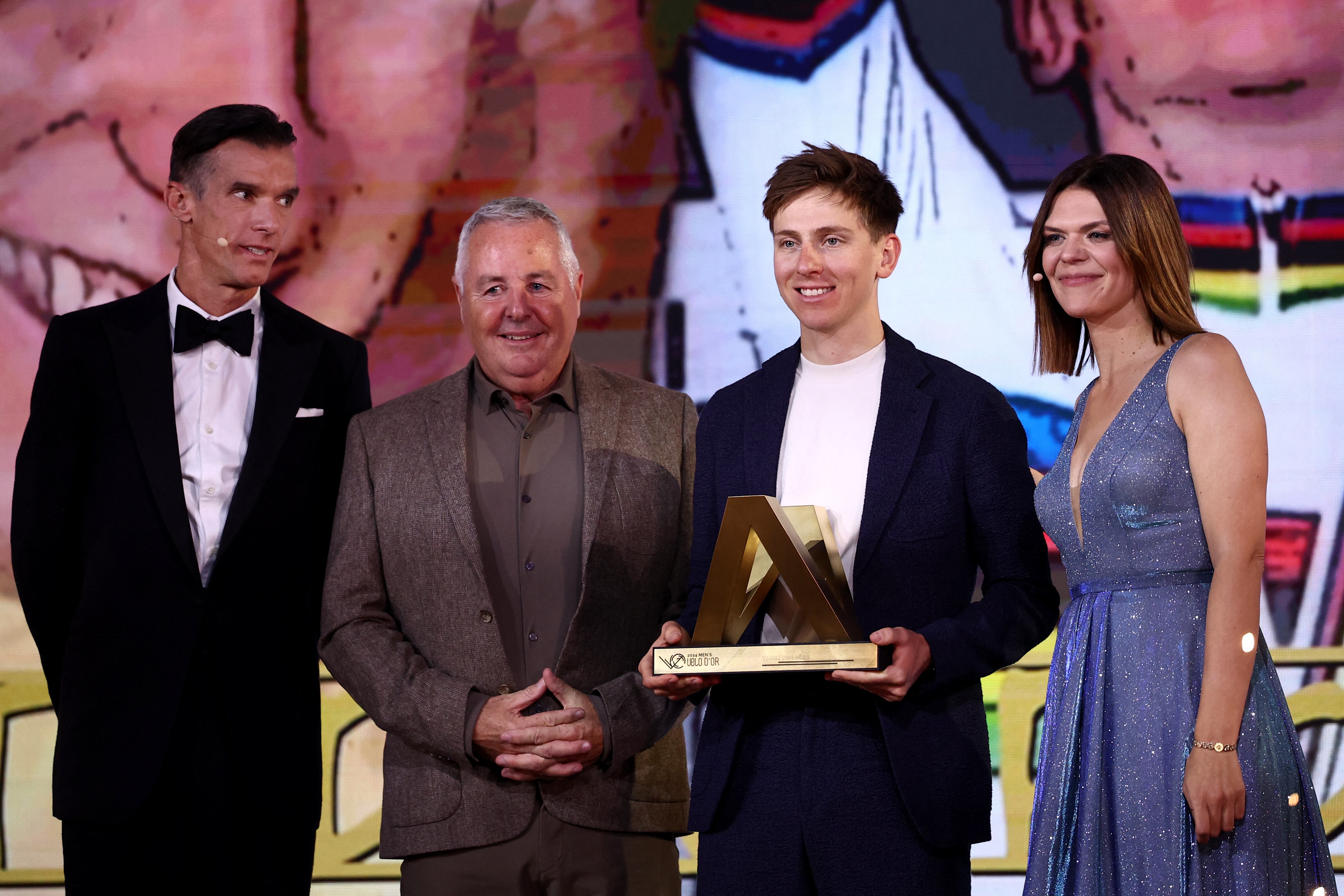 Tadej posando con la bicicleta de oro 2024.