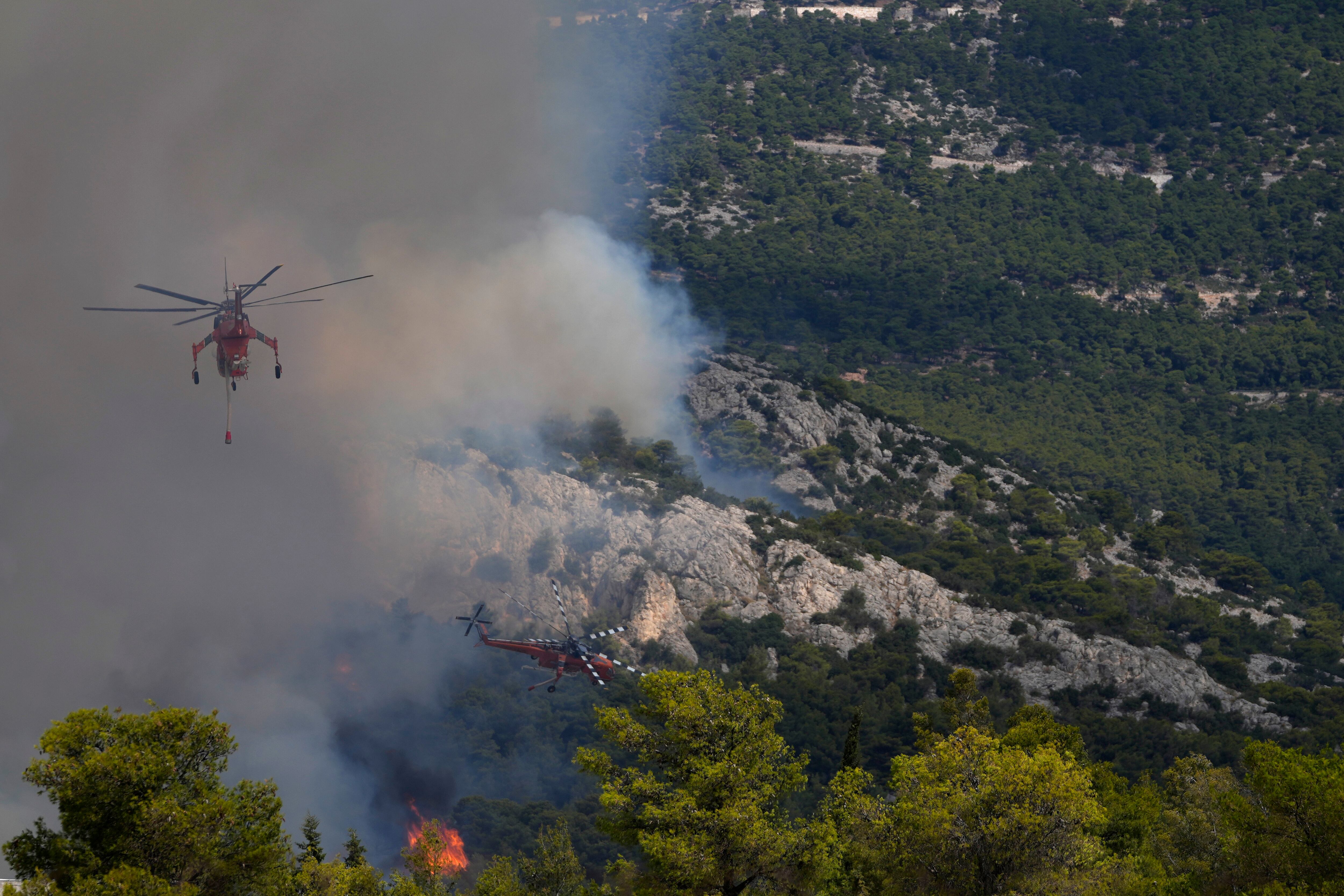 Aviones que arrojan agua de varios países europeos se unieron a cientos de bomberos el miércoles para combatir incendios forestales que arrasaron durante días Grecia que ha dejado al menos 20 muertos, mientras que grandes incendios también ardían en Tenerife, España, y en el noroeste de Turquía, cerca de la frontera con Grecia. (Foto AP/Thanassis Stavrakis)