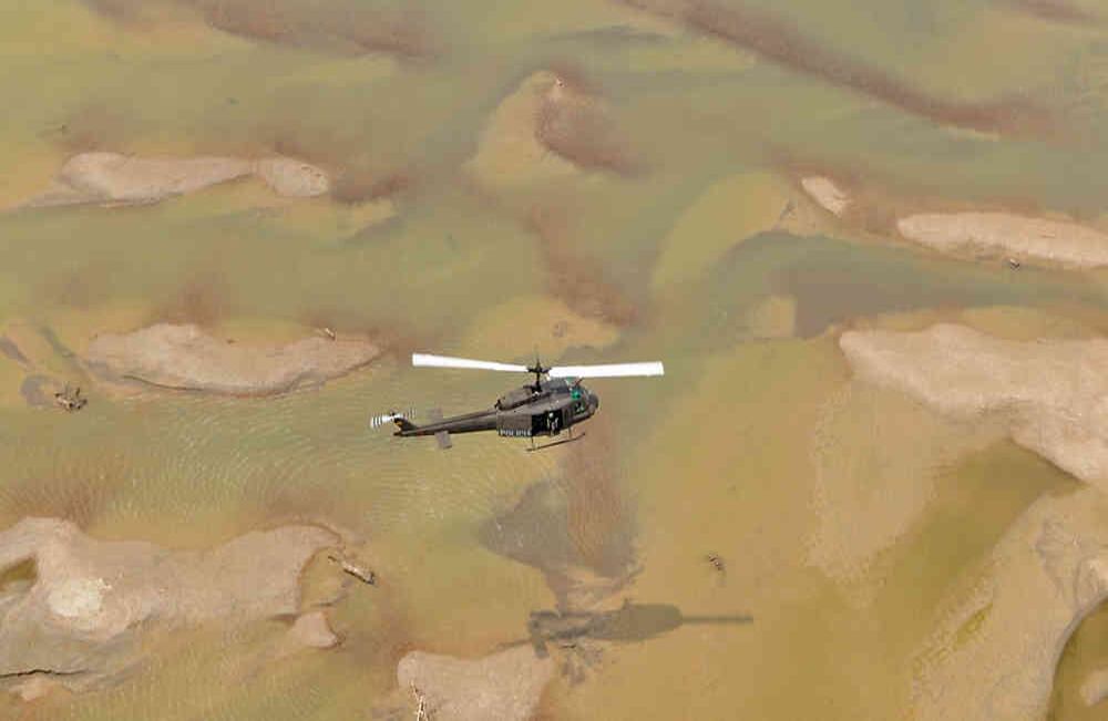 Operativo de protección ambiental de la Aviación de la Policía Nacional en uno de los 33 helicópteros Bell Huey II de su flota.- Cortesía Policía Nacional.