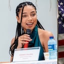 Juliana Guerrero y bandera de Estados Unidos.