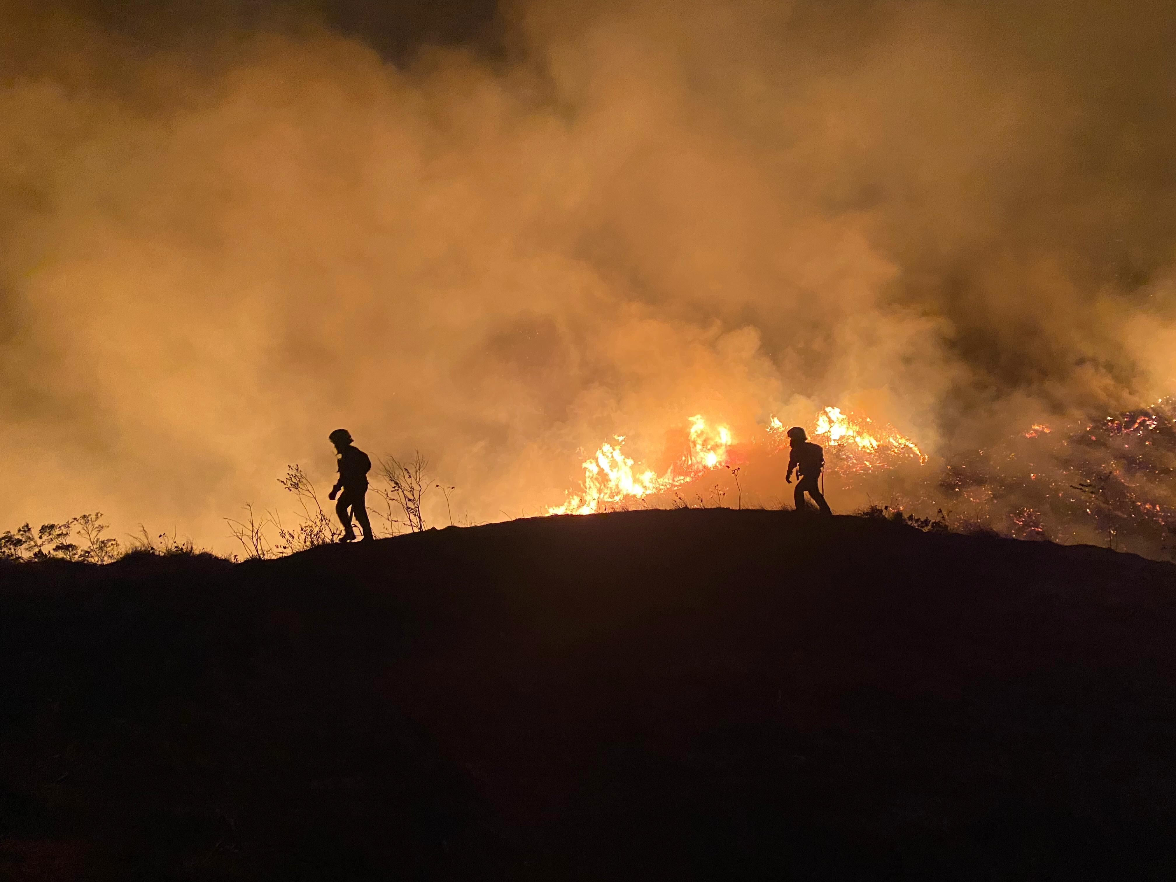 Fuertes incendios en los cerros tutelares amenazaron el patrimonio natural de la ciudad. Bomberos de Cali dieron muestra de heroicidad al combatir durante largas y extenuantes jornadas las llamas, ponieno incluso sus propias vidas en peligro. Foto Bomberos de Cali