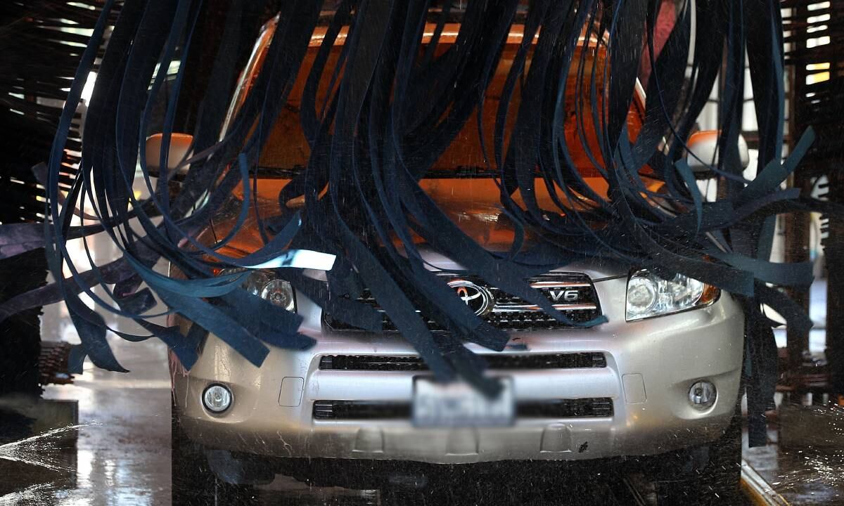 Hombre murió al ser, aparentemente, golpeado por el sistema de un servicio de autolavado automotriz en Estados Unidos.