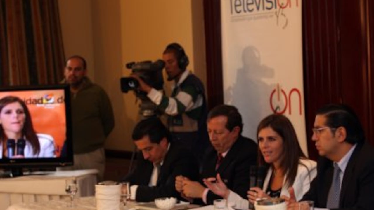 Cntv, de izquierad a derecha: Mauricio Samudio Lizcano, gerente de TDT; Ricardo Galán Osma, comisionado; Maria Carolina Hoyos; Juan Andrés Carreño.