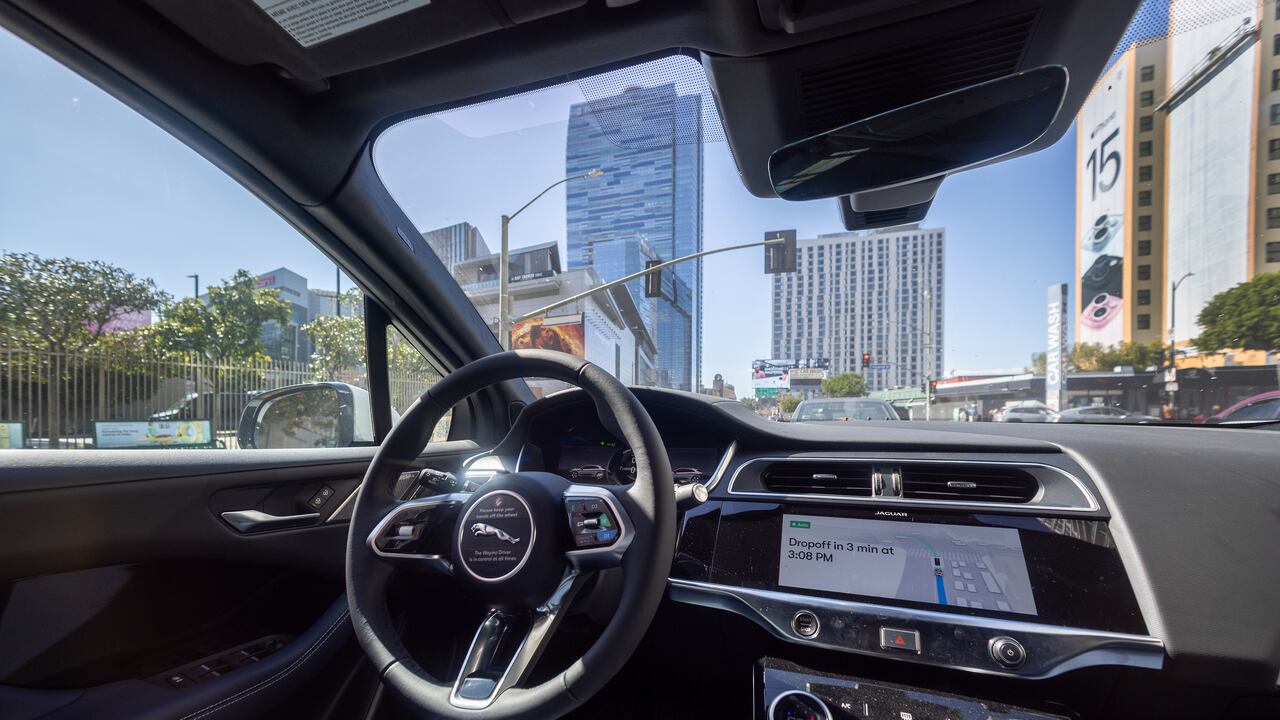 Una nueva flota de robotaxis empezará rodar por el país a partir del 2026
(Allen J. Schaben / Los Angeles Times via Getty Images)