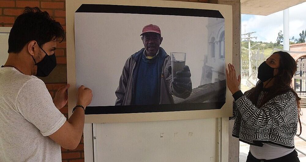 Villapinzón (Cundinamarca), 28 de agosto de 2021. Lina Barrero, ingeniera ambiental, y Camilo Sánchez Moreno, fotógrafo independiente, durante la inauguración de la exposición 'Vasito de Río', un recorrido por las aguas del Río Bogotá.