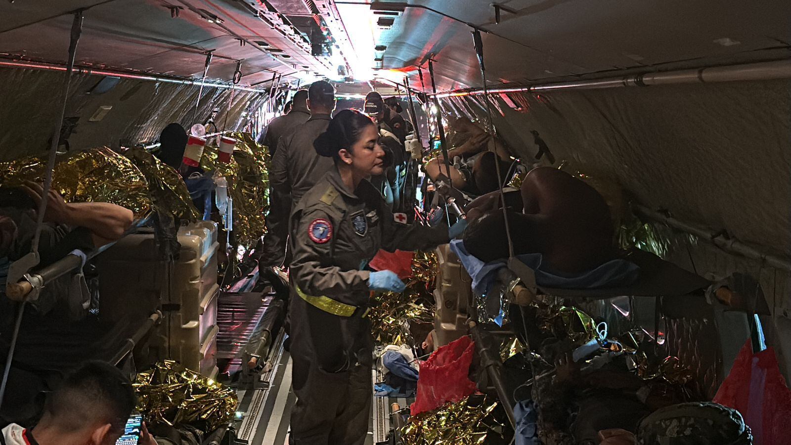 Pilotos, técnicos, médicos especialistas, enfermeros, APH e ingenieros biomédicos de la Fuerza Aérea Colombiana, lograron mantener estables los signos vitales de los pacientes durante los vuelos.