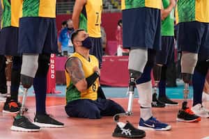 Daniel Yoshizawa de Brasil canta el himno nacional con compañeros de equipo antes de la semifinal de voleibol para sentarse masculinos contra el comité ruso paralímpico en los juegos paralímpicos de Tokio 2020, jueves 2 de septiembre, 2021, en Chiba, al este de Tokio, Japón. Foto AP / Shuji Kajiyama