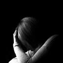 Retrato en blanco y negro de una mujer ocultando su rostro con las manos. Detener la violencia contra la mujer o el concepto de salud mental. Tiro del estudio.