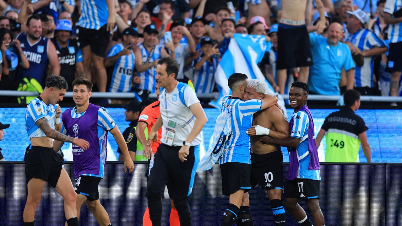 Roger Martínez de Racing Club celebra con sus compañeros tras marcar el tercer gol del equipo durante la final de la Copa CONMEBOL Sudamericana 2024 entre Racing Club y Cruzeiro en el Estadio General Pablo Rojas - La Nueva Olla el 23 de noviembre de 2024 en Asunción, Paraguay.