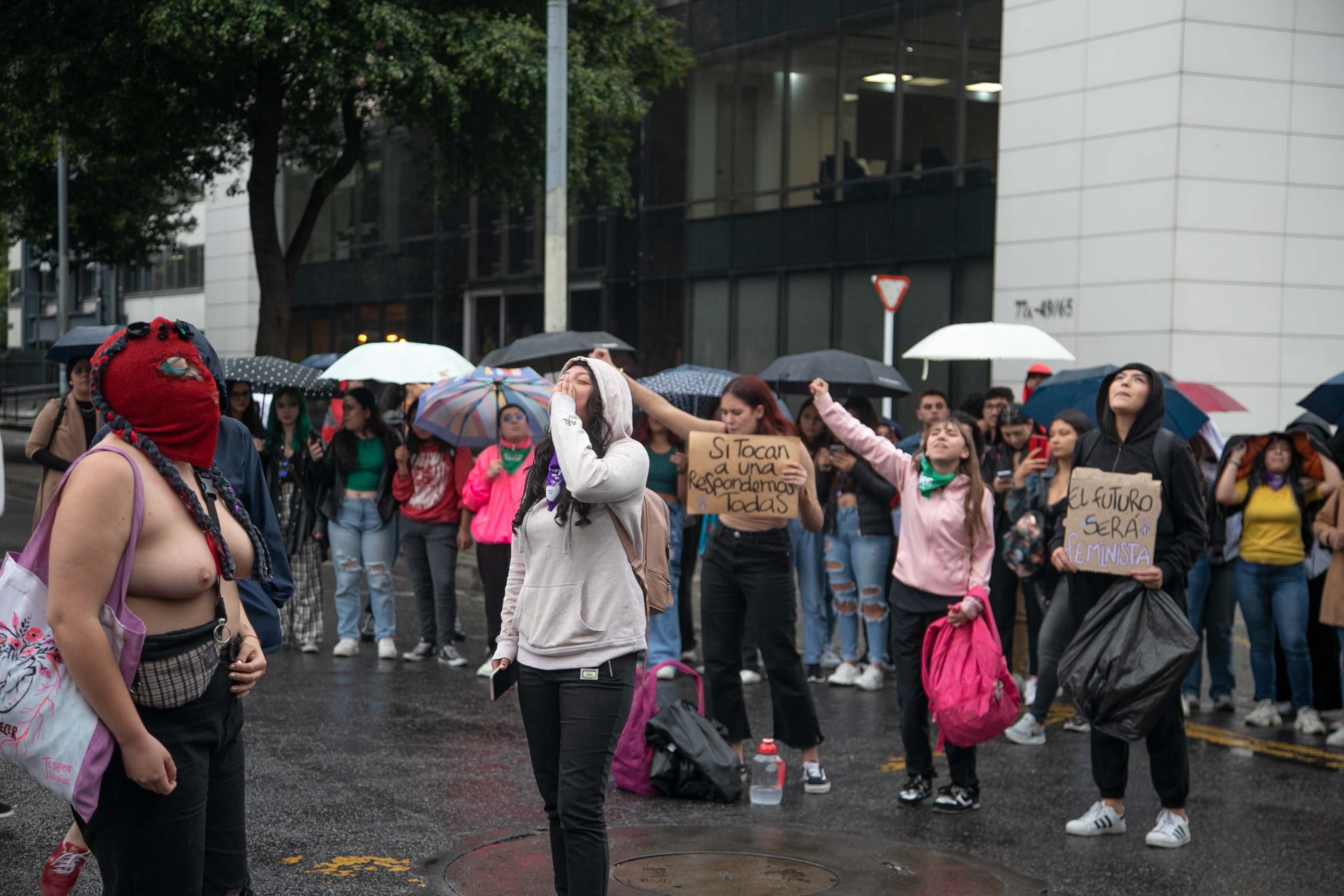 Plantón Feministas frente a la universidad EAN
