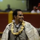 El torero colombiano Luis Bolivar celebra con la afición tras cortar dos orejas durante el Festival Taurino que se realizó en la Plaza de Toros La Macarena de Medellín.