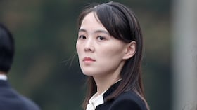 Kim Yo Jong, hermana del líder de Corea del Norte, Kim Jong Un, asiste a la ceremonia de colocación de una ofrenda floral en el Mausoleo de Ho Chi Minh en Hanói