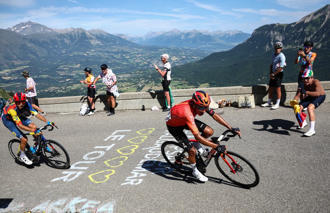 Imagen de Egan Bernal corriendo el Tour de Francia 2024.