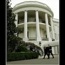 Entre amigos. Con una apacible caminata por los jardines de la Casa Blanca, el presidente de Estados Unidos George W. Bush, recibió al mandatario colombiano Alvaro Uribe. La visita de Uribe estará llena de controversias pues tendrá que lidiar con la oposición y las tensiones en temas como el Plan Colombia y el TLC, sin contar con las explicaciones que tendrá que dar sobre el tema de la parapolítica