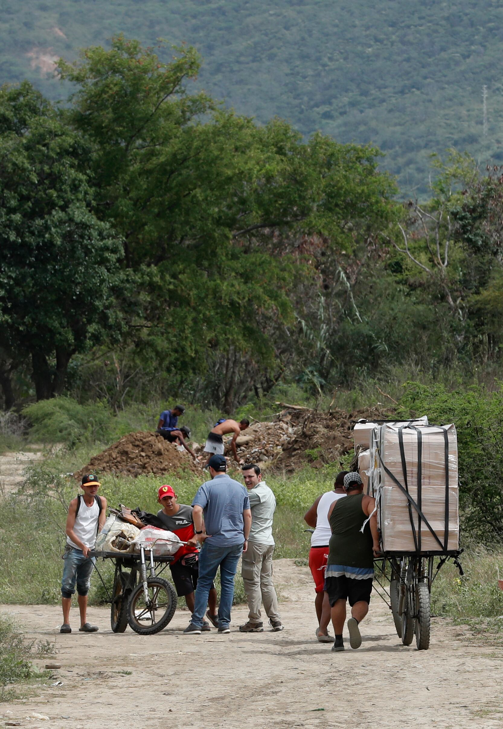 Paso por las trochas de los trocheros despues de la Reapertura de la frontera de la zona metropolitana de Cúcuta con Venezuela 
Enero 24 del 2023
Foto Guillermo Torres Reina / Semana