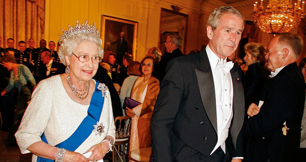 2007: La Reina conoció a George W. Bush, en el pórtico norte de la Casa Blanca para una cena formal de Estado. 