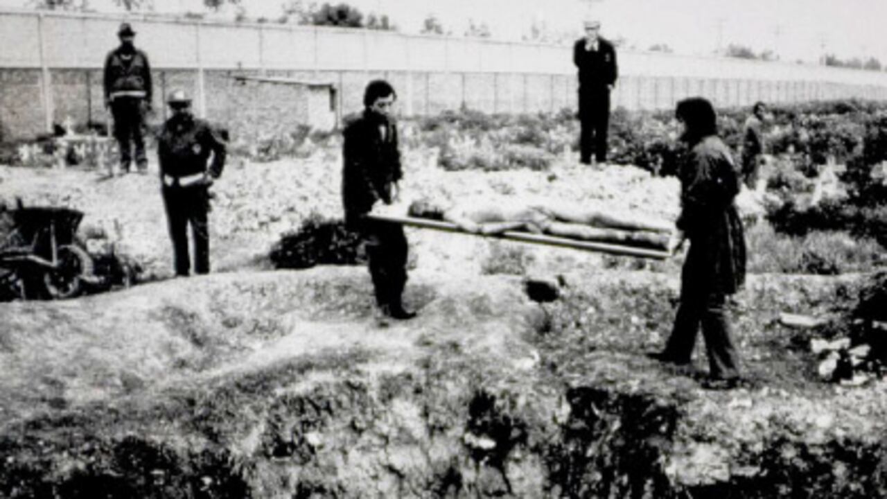 Esta fotografía fue tomada el 22 de enero de 1986 a las 8 de la mañana en el Cementerio Sur de Bogotá.