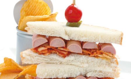 El niño disfrutaba de su merienda con salchichas cuando se presentó el accidente fatal.