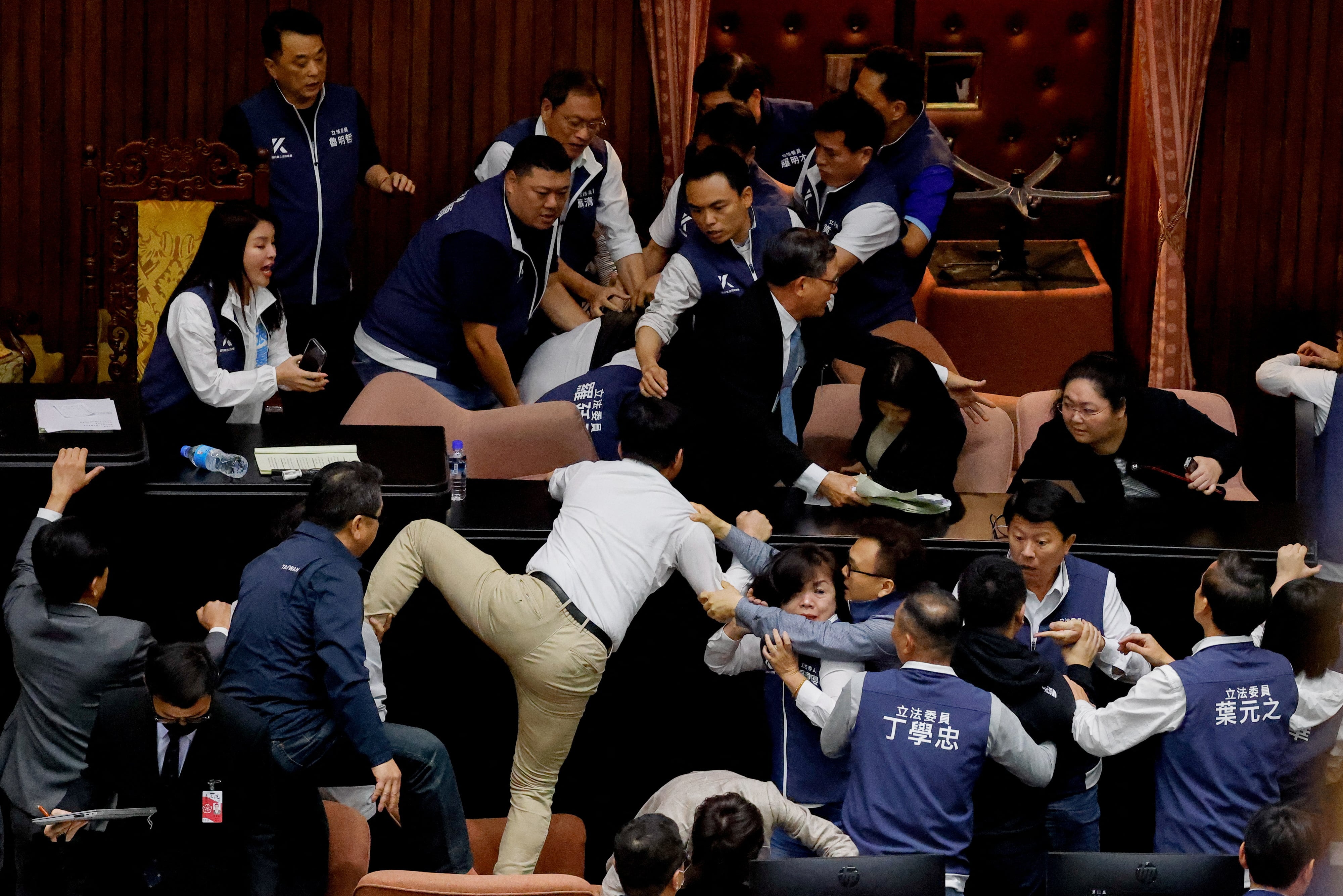 Los legisladores taiwaneses discuten e intercambian golpes durante una sesión parlamentaria en Taipei, Taiwán, el 17 de mayo de 2024.