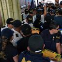 Fiscales del Ministerio Público (MP) de Guatemala cargan cajas con actas de las elecciones presidenciales durante un allanamiento.