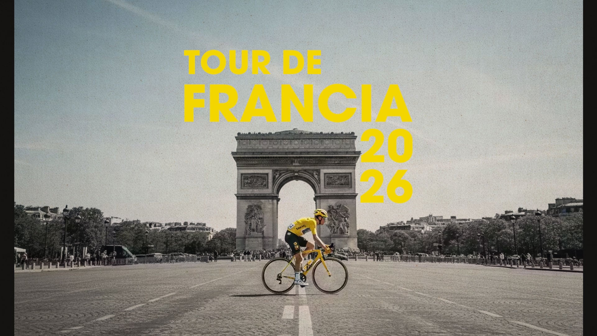 Portada del Tour de Francia 2026 con un ciclista vestido de amarillo frente al Arco del Triunfo de París y el título del evento en letras amarillas.