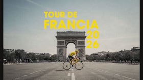 Portada del Tour de Francia 2026 con un ciclista vestido de amarillo frente al Arco del Triunfo de París y el título del evento en letras amarillas.