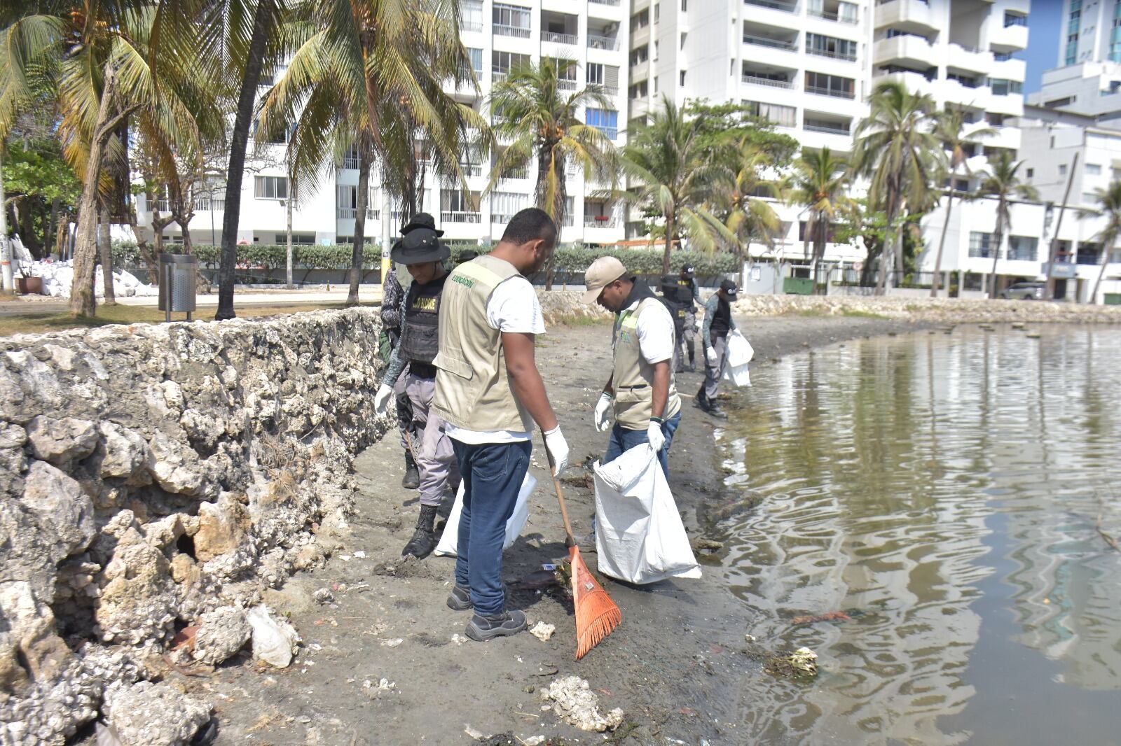 Recolección de peces muertos en El Laguito Cartagena