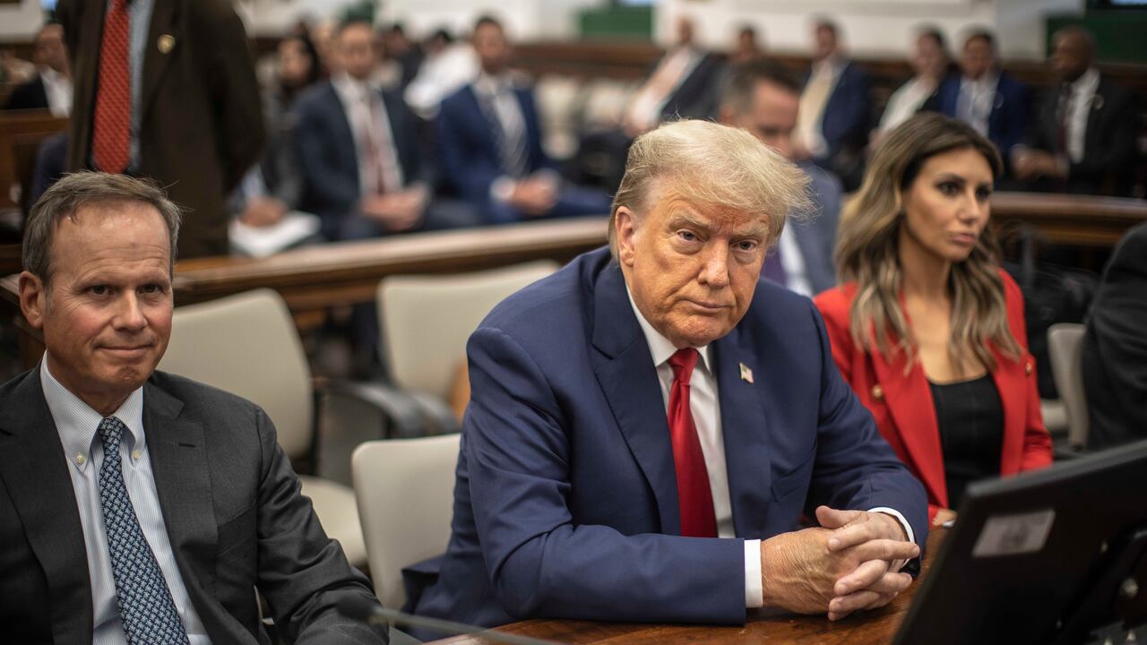 El expresidente Donald Trump comparece ante el tribunal por un caso de fraude civil en un tribunal de Manhattan, en Nueva York