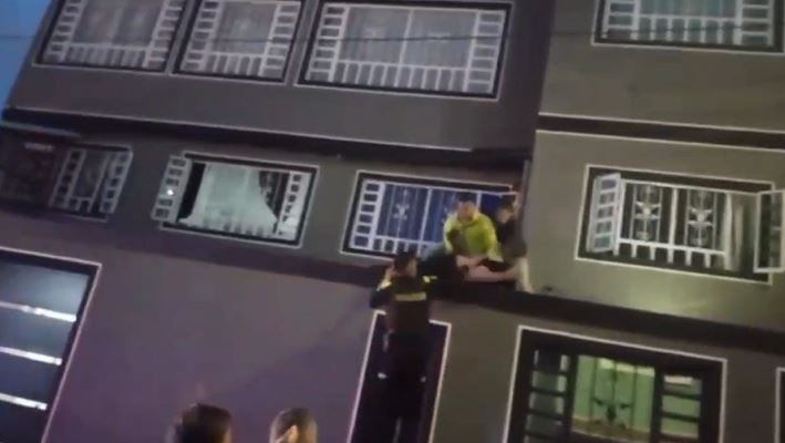 El agresor fue capturado por las autoridades cuando intentó huir por la ventana y posteriormente por el tejado