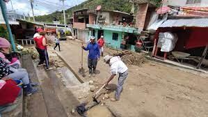 Varias viviendas sufrieron daños en las fachadas.