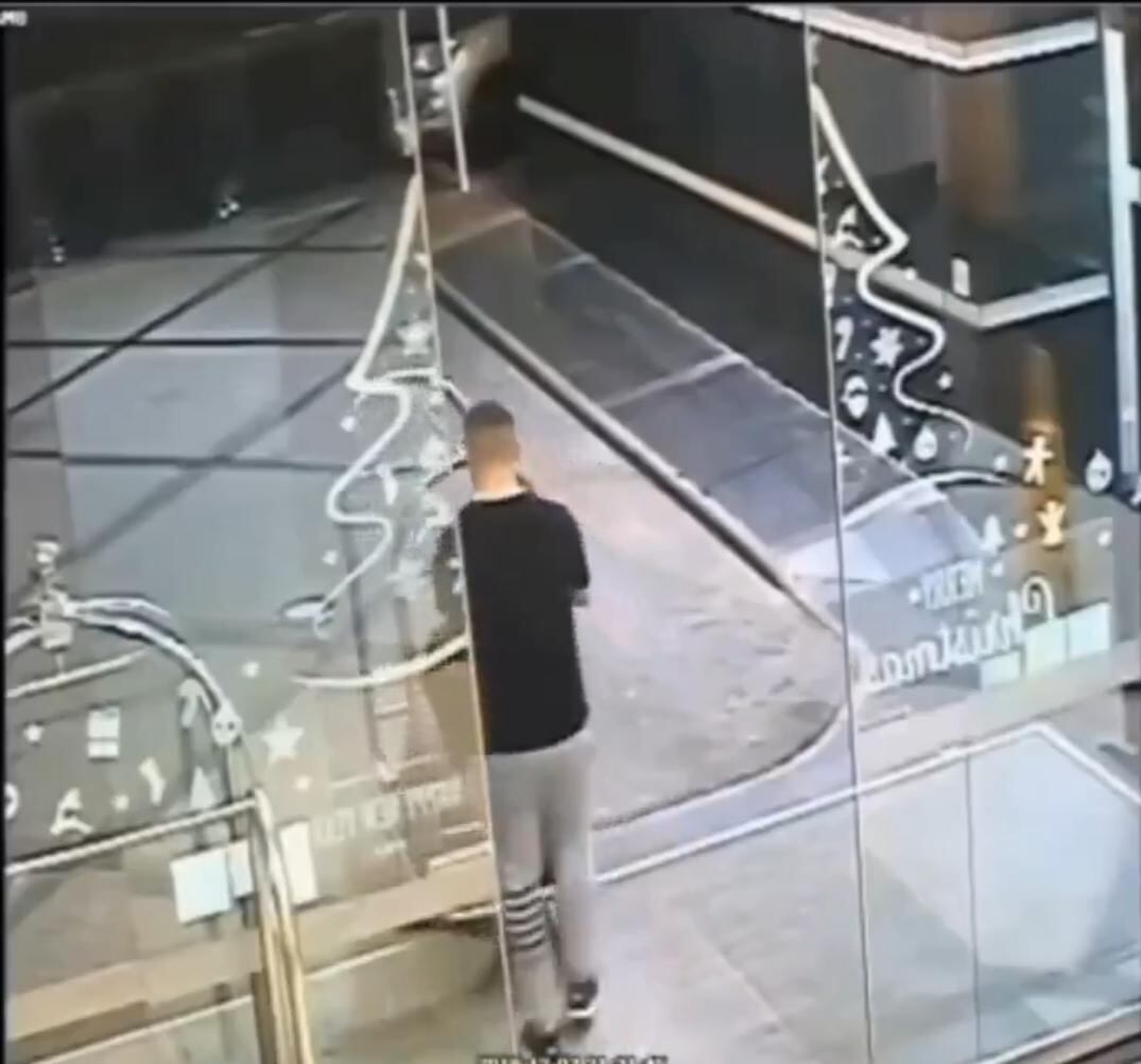 El hombre salió del edificio con el cuerpo sin vida de Grace