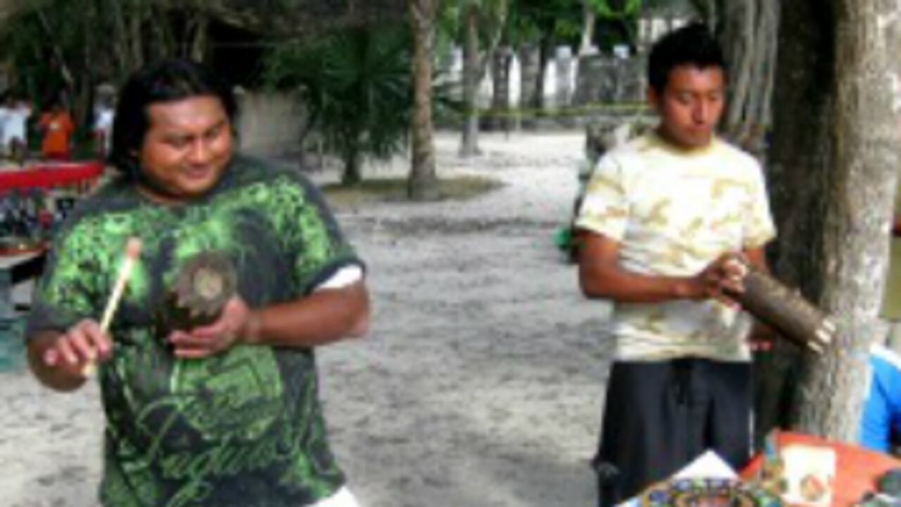 Muchos mayas sobreviven vendiendo artesanías, como Isidro y sus amigos en Chichen Itzá.