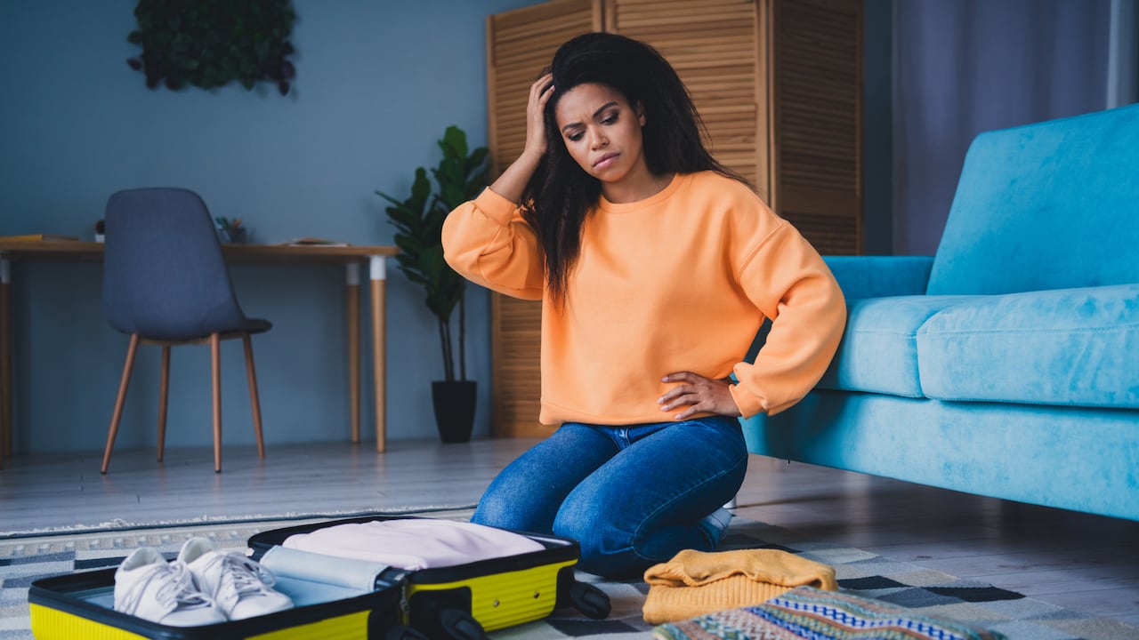 Joven revisando su equipaje