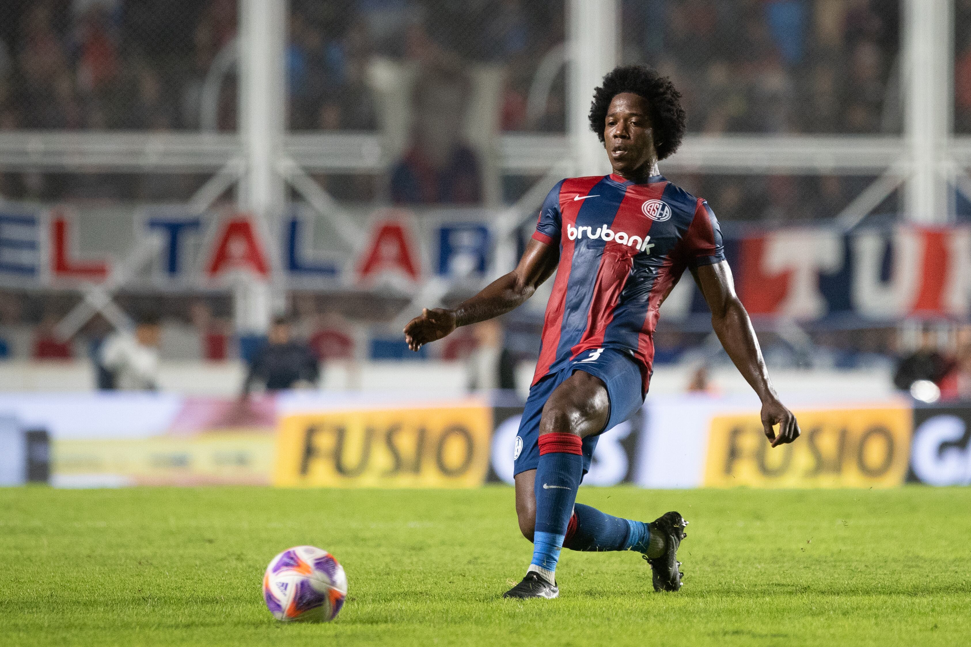 Carlos Sánchez vistiendo los colores de San Lorenzo de Almagro.