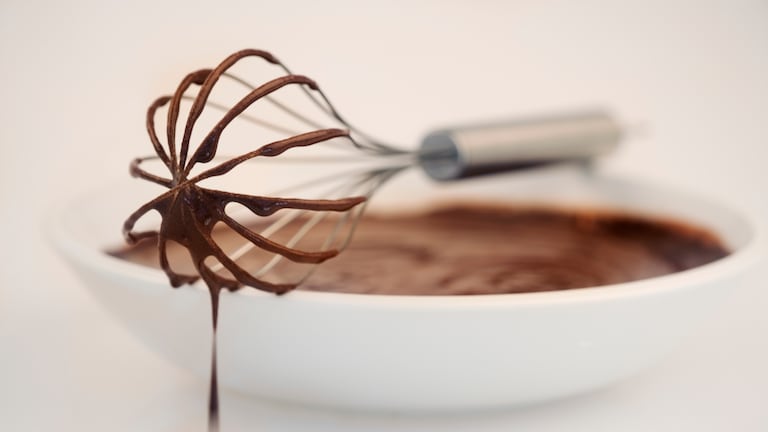 Batidora untada de chocolate
