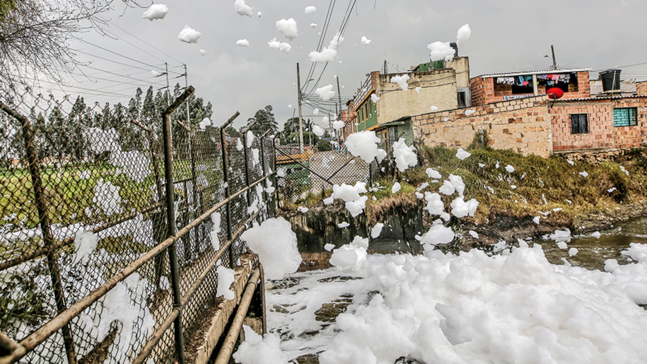 Una nube de espuma, de hasta 5 metros de altura, cubrió el barrio Los Puentes, en Mosquera, el domingo 24 de abril.