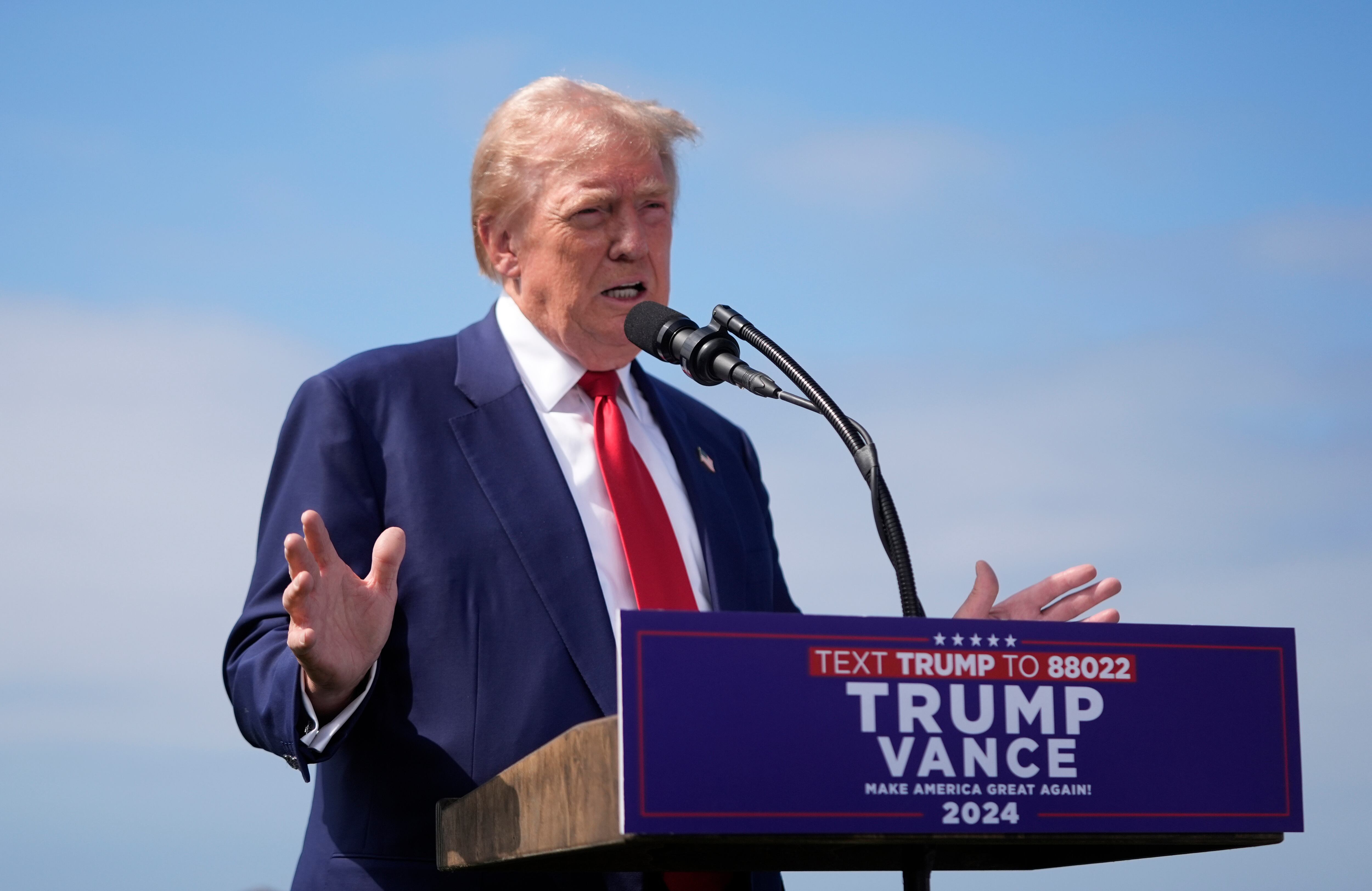 El expresidente Donald Trump, candidato presidencial republicano, habla durante una conferencia de prensa celebrada en el Trump National Golf Club Los Ángeles en Rancho Palos Verdes, California, el viernes 13 de septiembre de 2024. (Foto AP/Jae C. Hong)