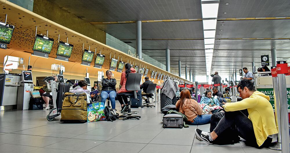  El transporte aéreo en Colombia sigue en medio de la incertidumbre, a la espera de que se resuelva de manera definitiva la solicitud de integración de Viva y Avianca.