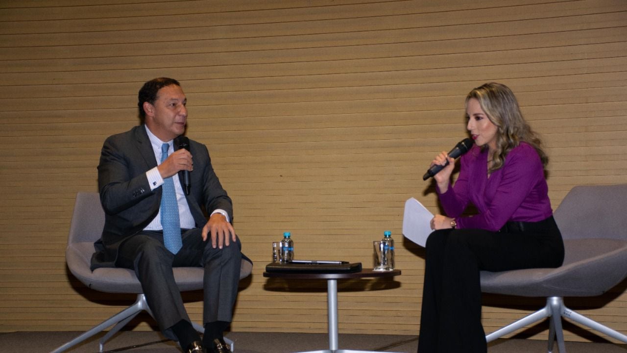 Carlos Mario Lafourie presidente de Price Waterhouse Cooper, en entrega de entrega de resultados de la Encuesta Global de Presidentes 2022 - 12° capítulo Colombia con Johana Amaya