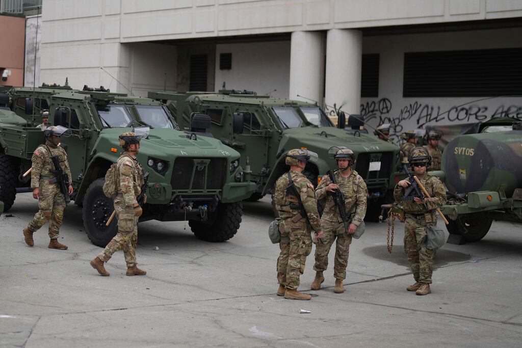 La Guardia Nacional de EE. UU. se despliega en el centro de Los Ángeles el domingo 8 de junio de 2025, tras una redada de inmigración la noche anterior. (Foto AP/Eric Thayer)